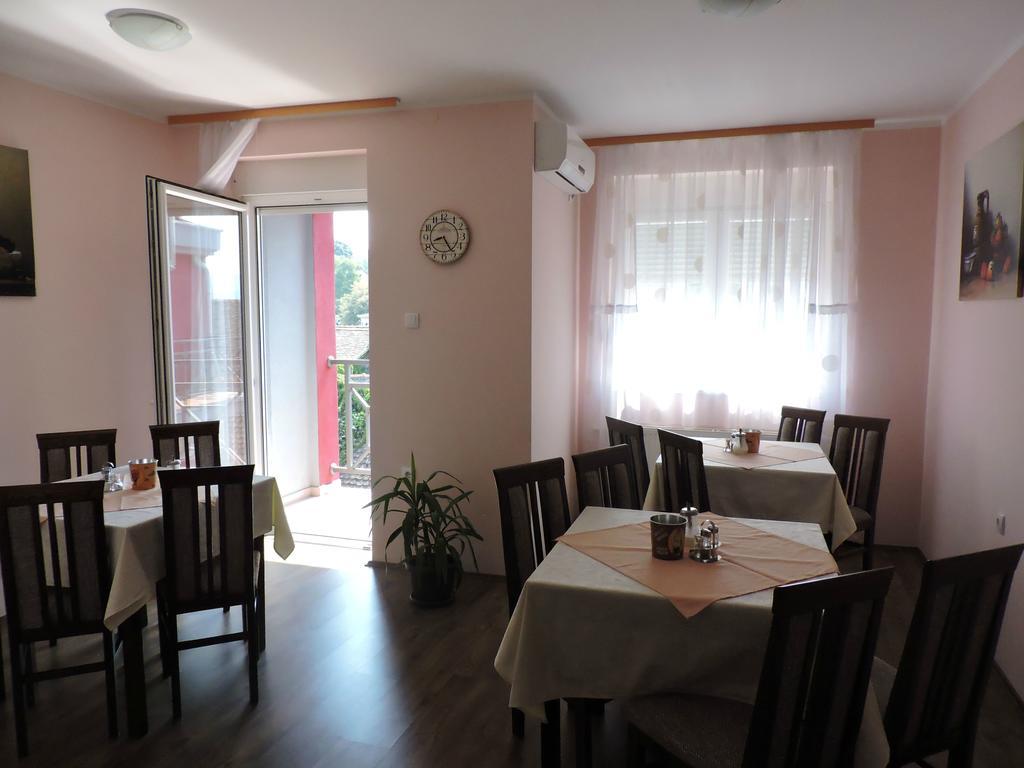 B&B Zmajevo Gnezdo 021 Sremska Kamenica Exterior foto